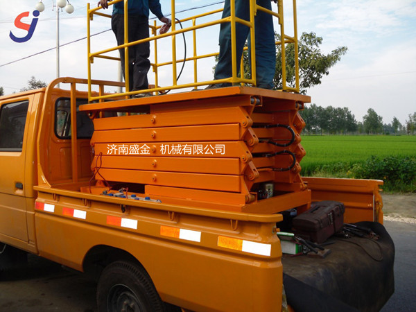 修路燈時我們要用哪種升降機呢?(圖2) \